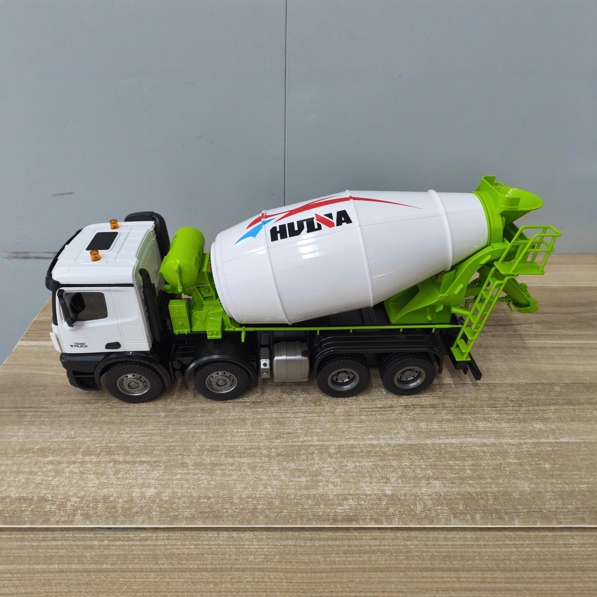 HuiNa1536pro nuevo producto 1537 aleación control remoto 1: 14 rueda de proporción completa camión volquete de ingeniería pesada camión mezclador