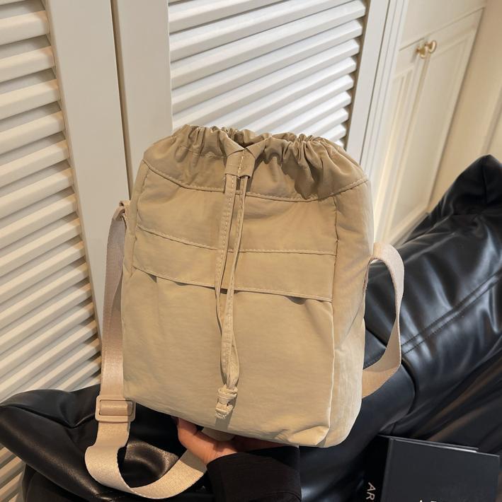 Bolsa de cubo de tela de nylon para damas 2025 nueva bolsa de hombro simple casual de estilo universal bolso de mochila de herramientas ligero