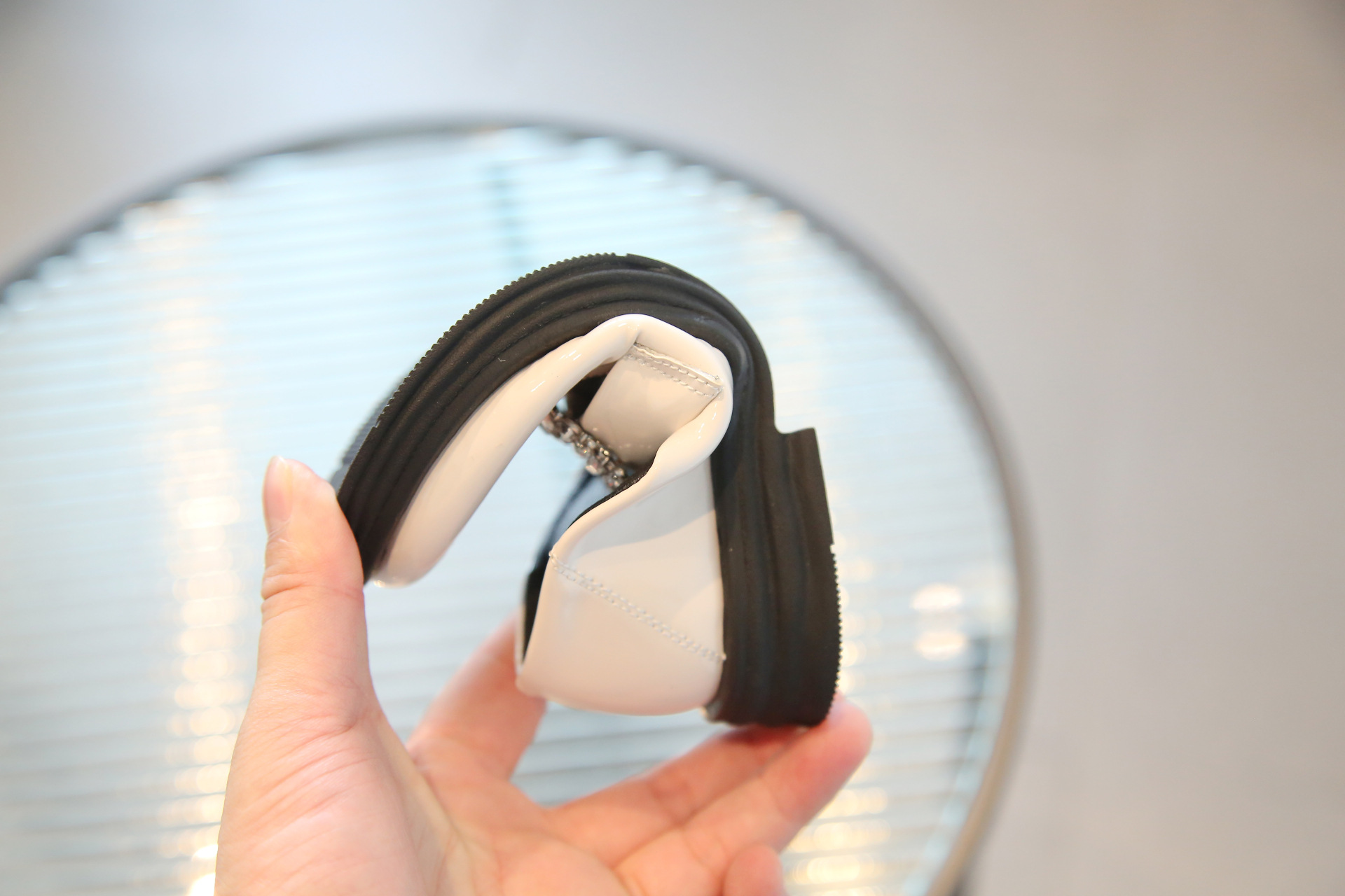 Versione coreana di mocassini con grandi diamanti e fibbia quadrata, scarpe di pelle nera, scarpa singola da ragazza,_voghion.com