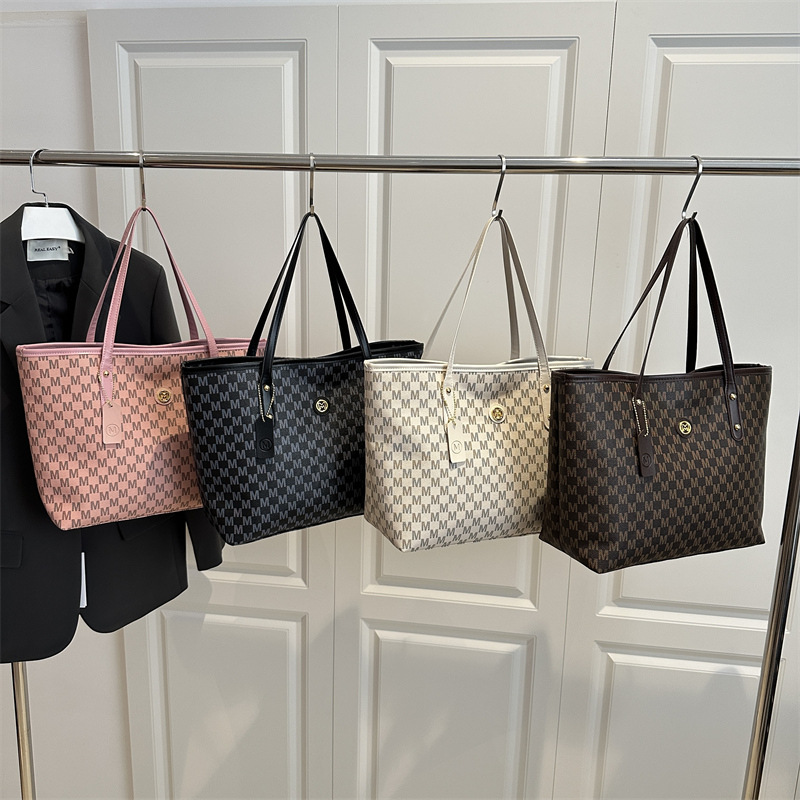 Europa y América retró personalidad de gran capacidad letras impresas simples bolsos grandes para mujeres 2025 nueva bolsa de hombro de viaje