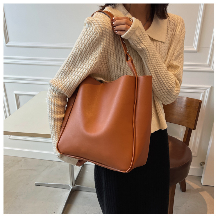 300g Weight Magnetic Buckle Closure Type Single Shoulder Strap Strap Type Bucket Bag Bags Type Pu Leather Material Solid Color Pattern Streetwear Style Beige, Black Color Large Size Large Pu Leather Streetwear Bucket Bag 4