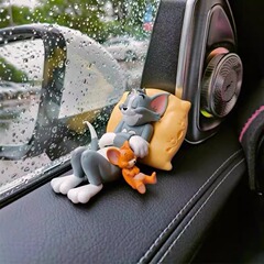 猫とネズミのトムジェリーの車の置物の車内の装飾品のかわいい本のデスクトップの手作りの人形の置物