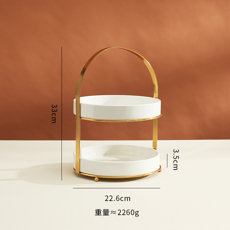 デザート台の展示棚に飾られた結婚式のケーキトレーの下のお茶の多層お菓子皿の冷たい食事の休憩台の誕生日|undefined
