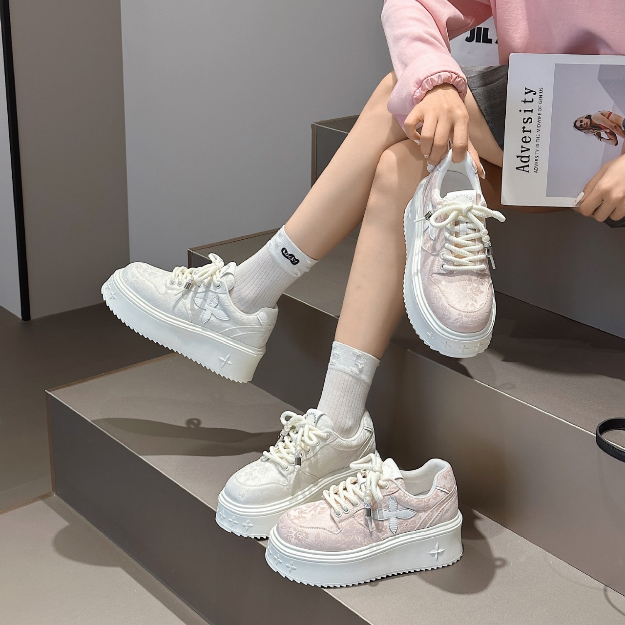 Summer National Style Four-Leaf Clover White Shoes for Women 2024 Embroidered Niche Dad Shoes Casual Thick-Soled Sneakers Wholesale Comfortable