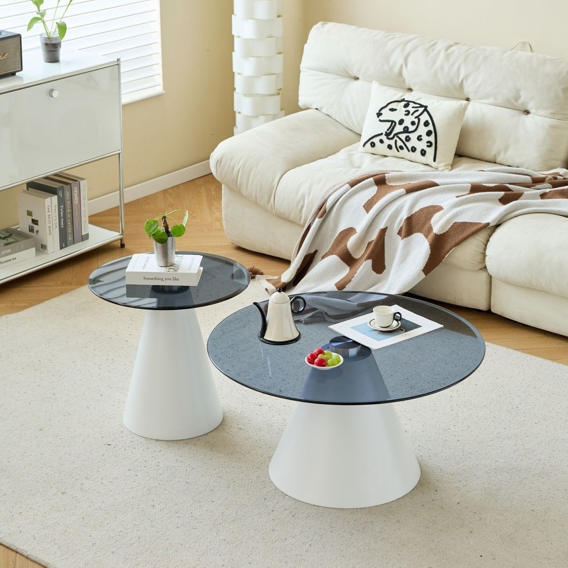 Italian-style tempered glass round nesting coffee table for small apartments, living room, sofa side table, minimalist small round table for balcony
