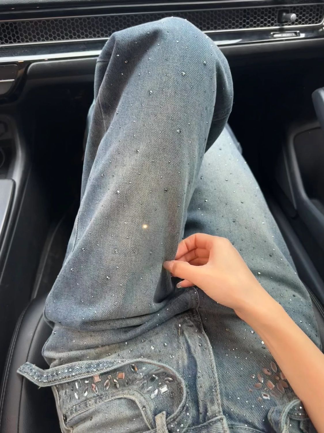 Damjeans med rak passform och hög midja med strassdetaljer_voghion.com