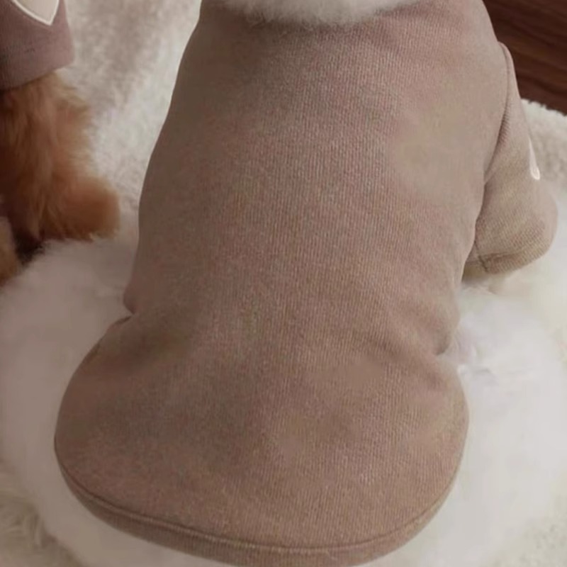 Perro de primavera y verano Maillard color salvaje amor camisa de fondo de terciopelo mediano y pequeño perro peluche gato perro mascota