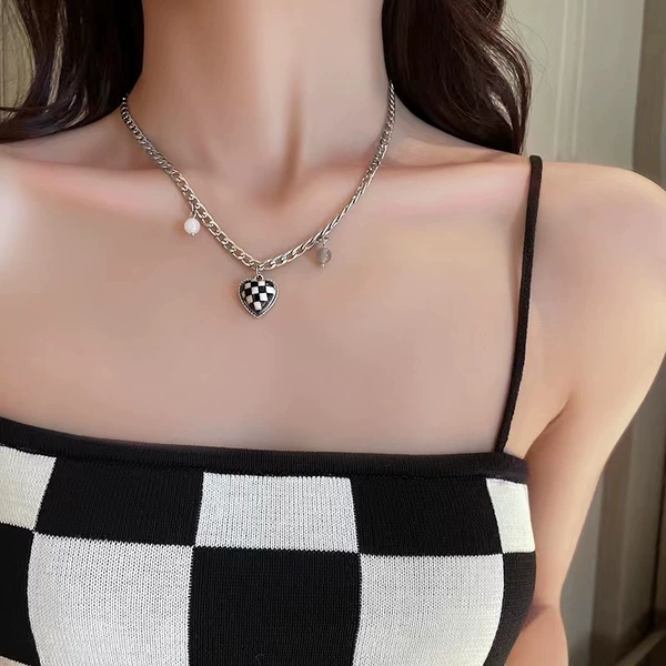 Three -dimensional lattice love necklace