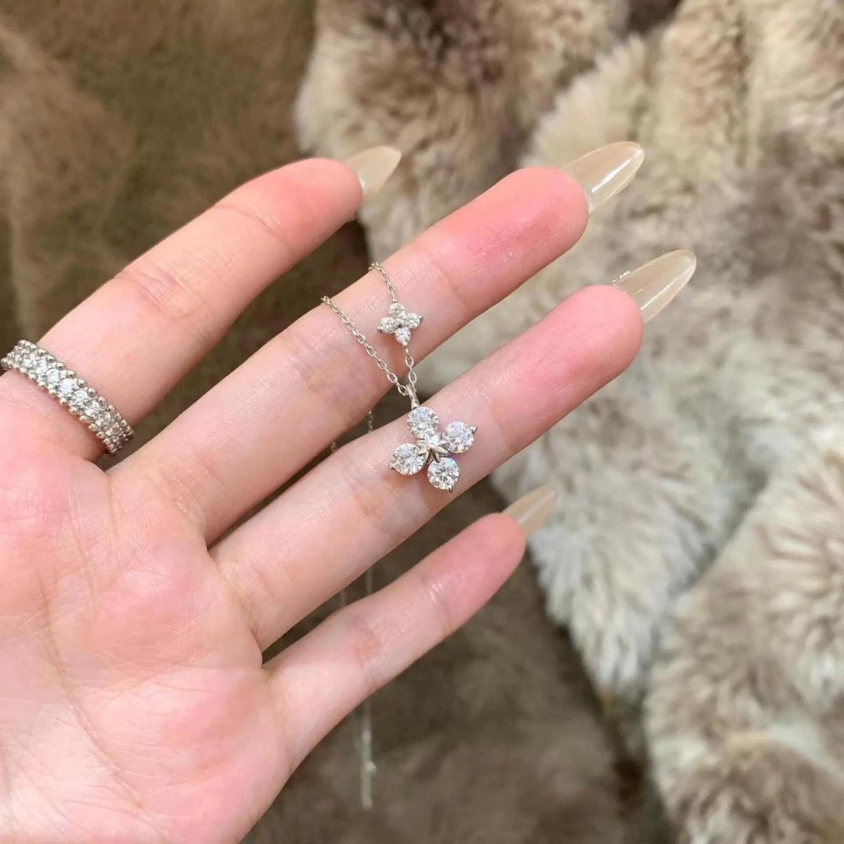 Lucky four-leaf clover pendant necklace for women, unique design, light luxury collarbone chain, versatile accessory, ring