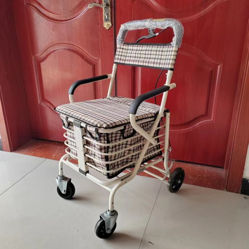 老人のショッピングカートは野菜を買います。車の歩行器を折りたたみます。|undefined