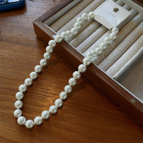 Chic French Vintage White Bead Necklace for Women, Korean Style, Fashionable and Elegant Clavicle Chain, Instagram Style, Light Luxury Accessory