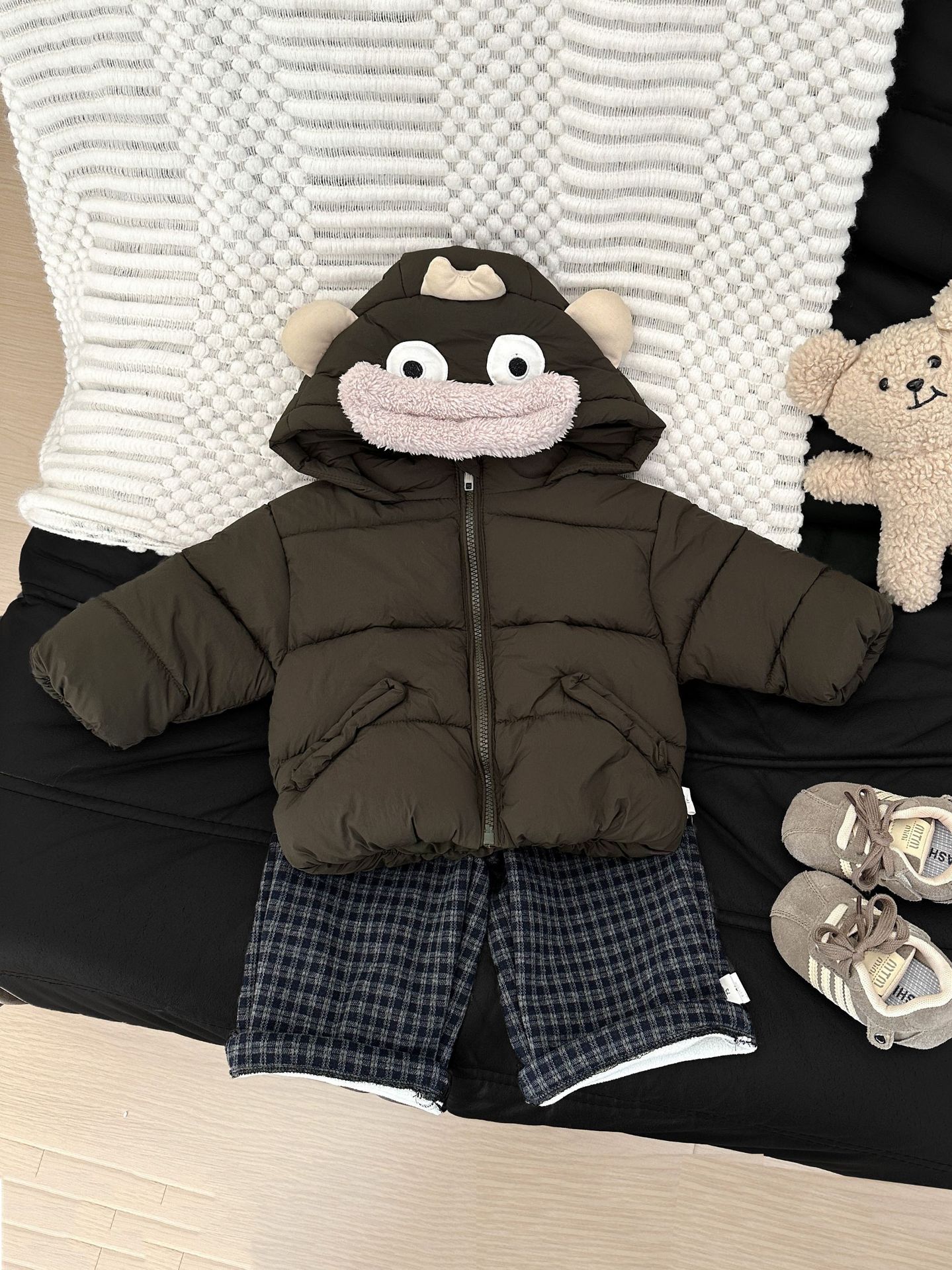 Ropa de invierno de algodón bebé nuevo tipo de dibujos animados para hombres y mujeres lindos algodón intercalado grueso abrigo de algodón cálido