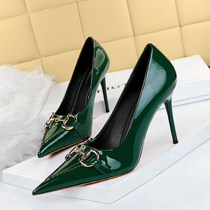 826-1 han edition pedicure fashion show with high glossy patent leather with shallow thin thin mouth pointed metal buckl