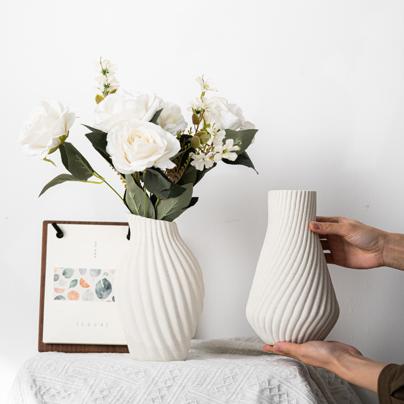 Moderno jarrón de cerámica con borde biselado y diseño simple, con un toque de alta gama, sin esmaltar, para arreglos florales, decoración del hogar y escritorio, venta al por mayor transfronteriza.