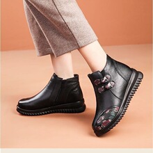 新款中老年妈妈皮靴2025冬季加绒加厚保暖老太太棉鞋防滑平底短靴