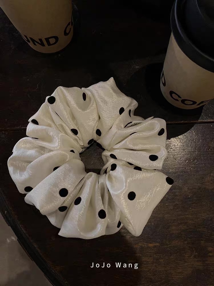 The texture is amazing! The pearlescent dots give it a classy look. This scrunchie is a stylish Korean fashion hair accessory for women
