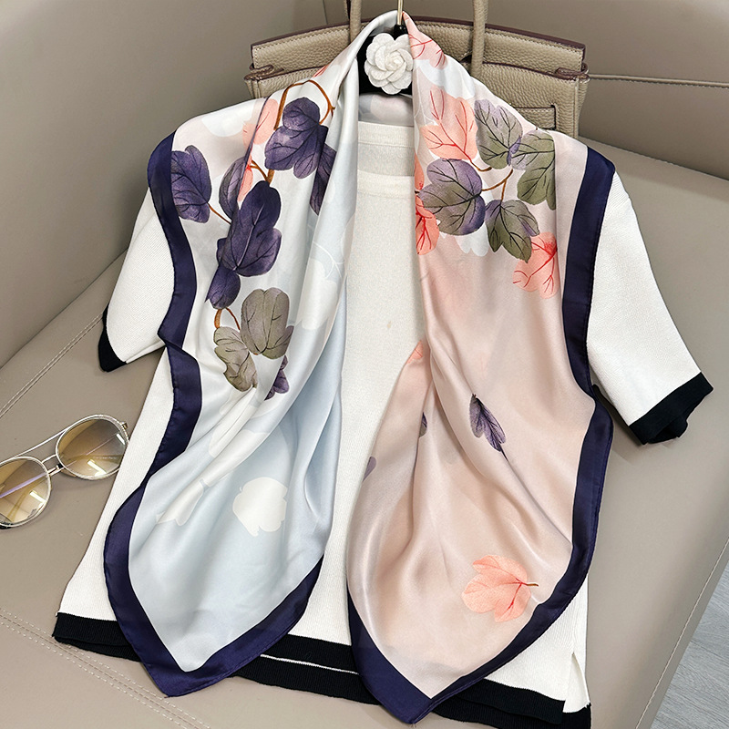 핑크 보라색 가지와 잎