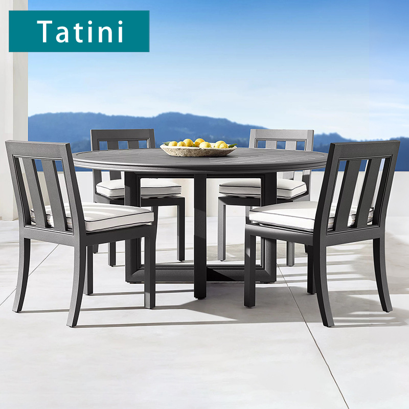Conjunto de mesa y sillas de teca para patio de villa, madera maciza con acabado envejecido, madera anticorrosiva, mesa y sillas de exterior resistentes al agua y al sol.