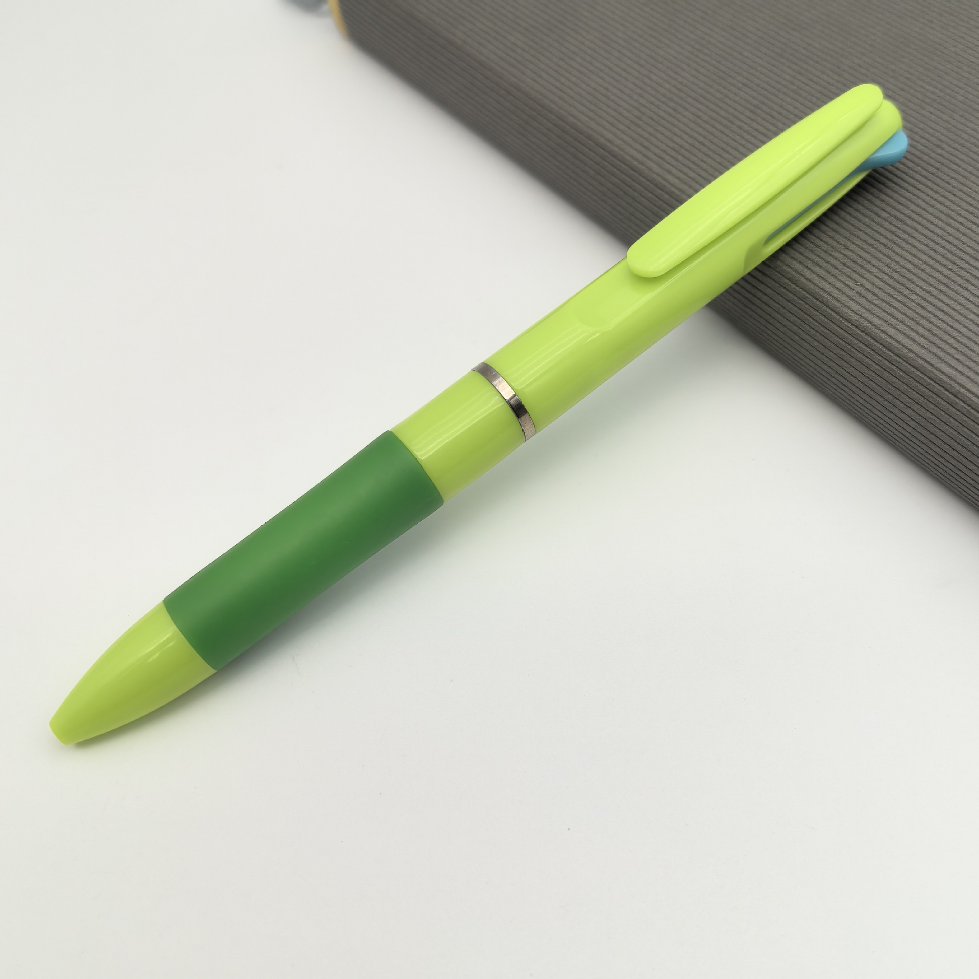 Nuevo bolígrafo multicolor creativo de plástico tricolor en un bolígrafo publicitario simple color 3 colores bolígrafo al por mayor