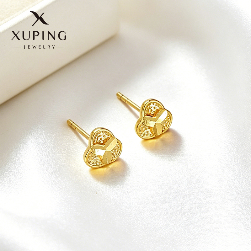 Xuping nueva aleación de cobre chapado en 24k simple flor de tres hojas dorada ligera de lujo pernos de orejas fáciles de usar para mujeres diarias