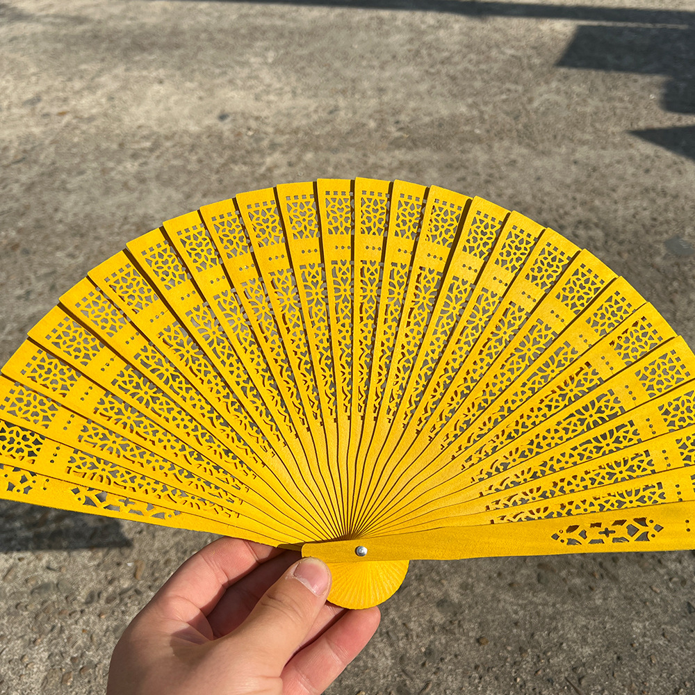 Ventilador de madera amarilla