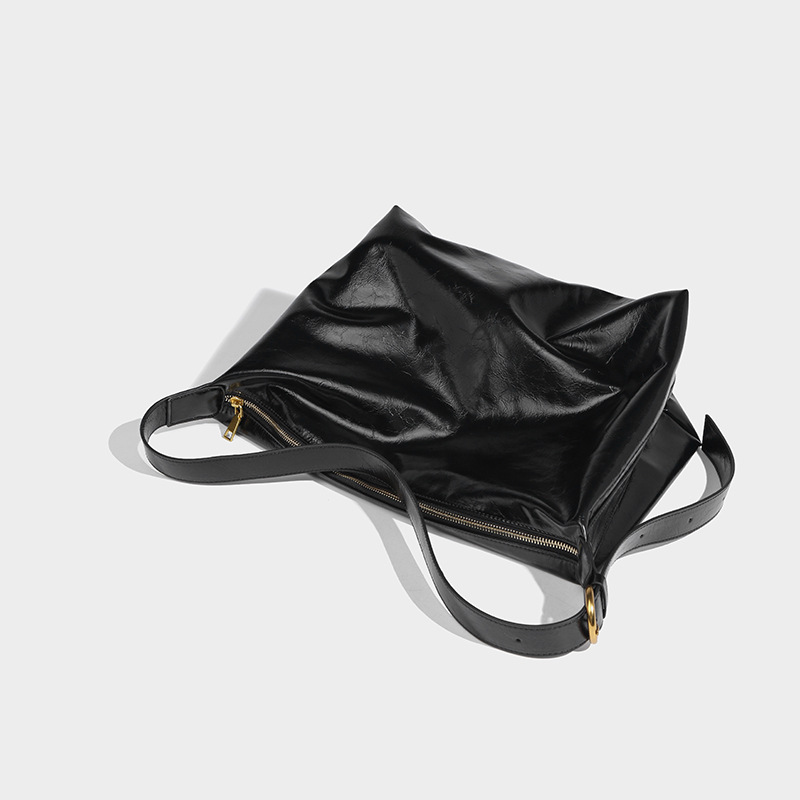 High capacity portable women's for commuting to work, with a sense of luxury. Solid color, simple single shoulder style,_voghion.com