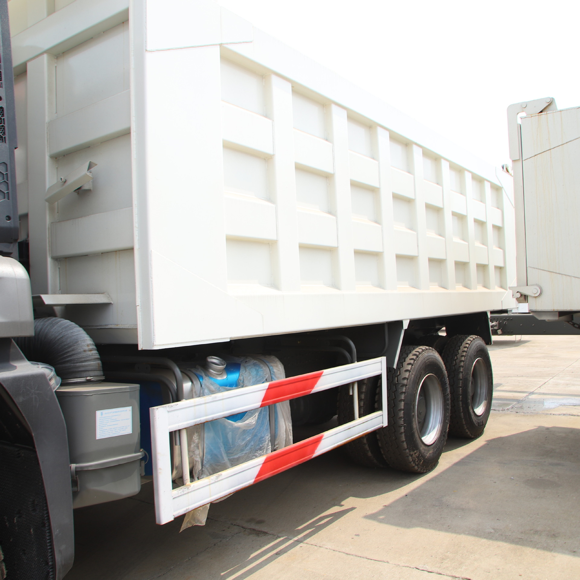 In-stock HOWO 6×4 rear eight-wheel dump truck, double-axle tipping dump truck for construction and earthwork transportation