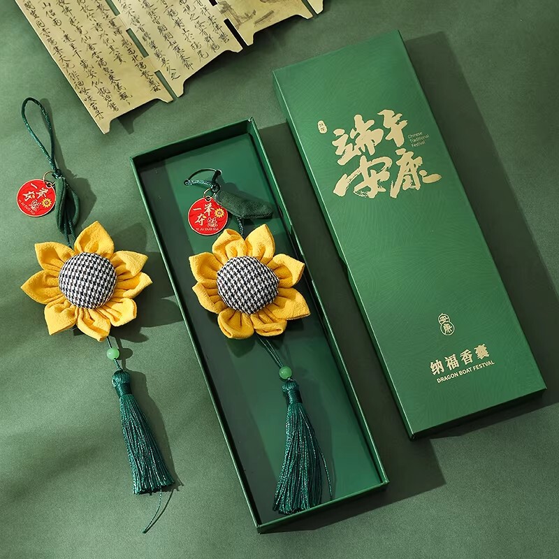The Sunflower Fragrance Sachet, a Hit at the Dragon Boat Festival, Is a Ceremonial Gift for the High School and College Entrance Exams, Featuring Mugwort Fragrance and Creative Cultural Design as a Hanging Ornament The Sunflower Fragrance Sachet, a Hit at the Dragon Boat Festival, Is a Ceremonial Gift for the High School and College Entrance Exams, Featuring Mugwort Fragrance and Creative Cultural Design as a Hanging Ornament