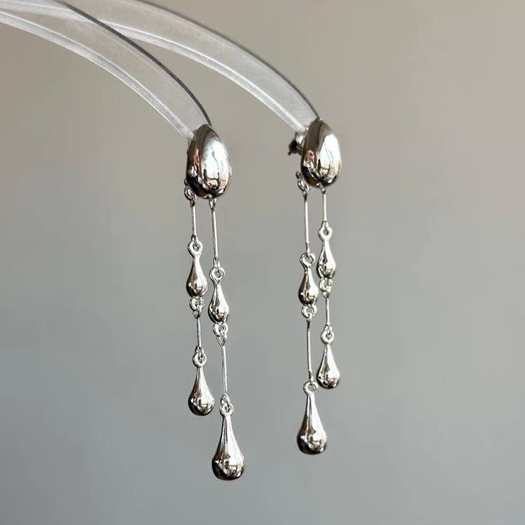 フランス式の清冷感の銀色の金属のイヤリングの真珠のドリルのフリンジデザイン感の耳飾りのファッションの高い顔の値の女性の耳飾り