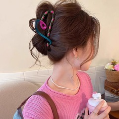 韓国の東大門新作、愛らしいハート型のヘアクリップ、後頭部の髪をまとめるシャーククリップ、コントラストカラーのデザインがおしゃれなヘアアクセサリー