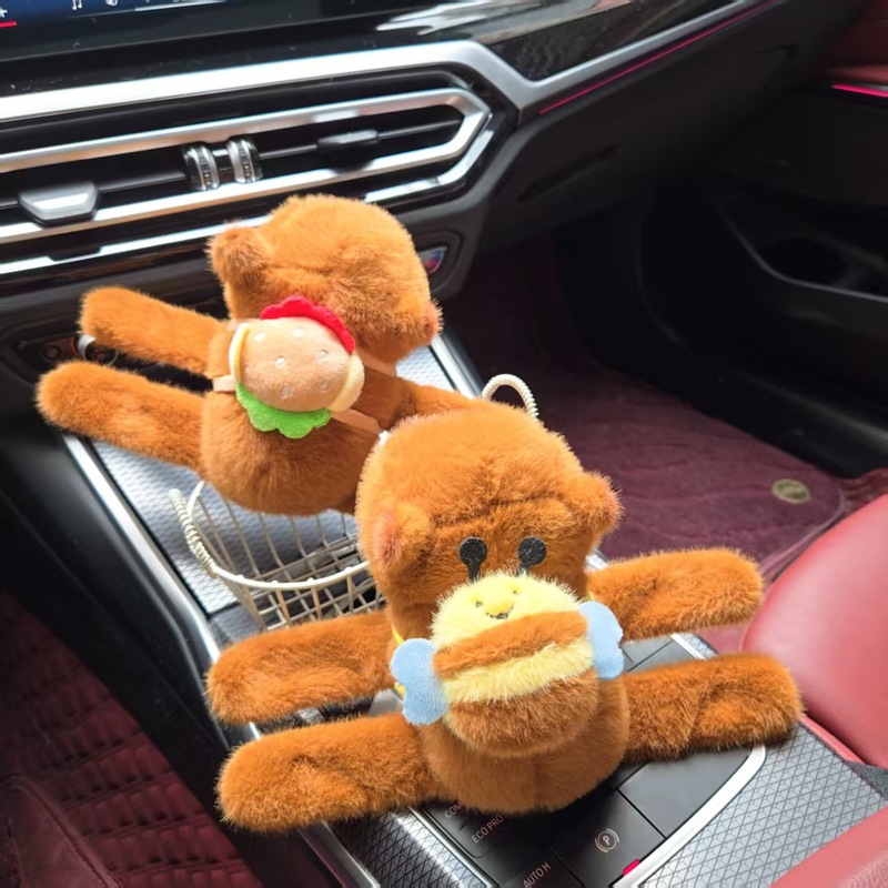 ミツバチのハンバーグのカピバラがパチパチと水豚の手の輪を囲んでいるぬいぐるみのおもちゃが子供の腕に腹ばいになっている|undefined
