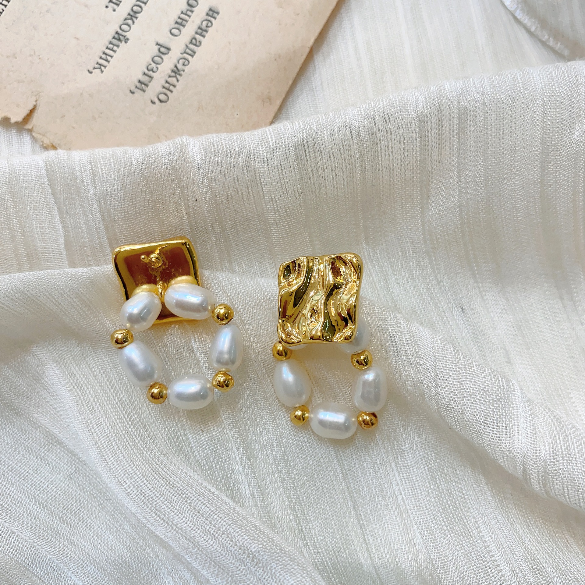 Style de créateur, individualité, style froid, boucles d'oreilles carrées en métal, tempérament, cercle de perles d'eau douce et petit sens du design._voghion.com