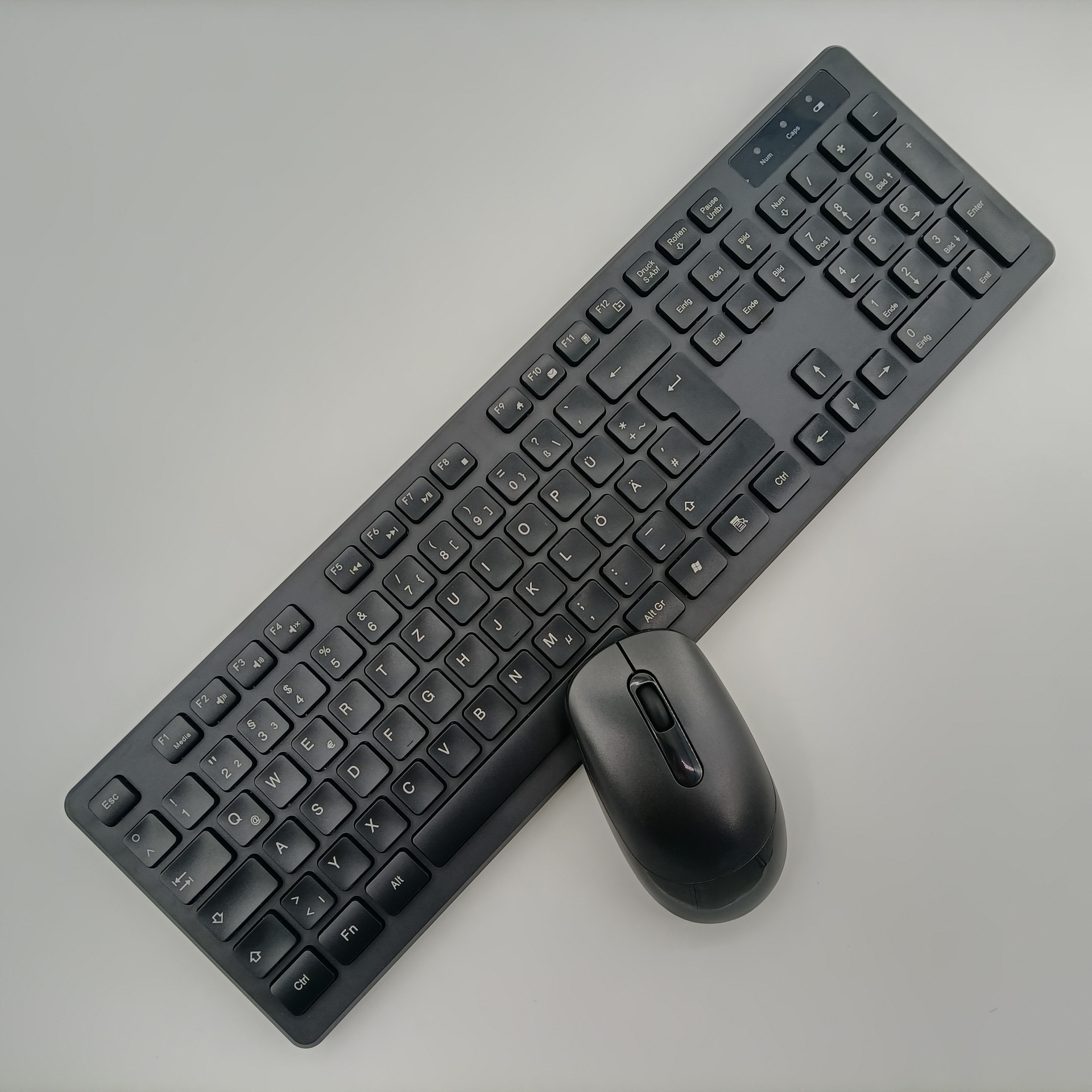 Немецкая черная беспроводная клавиатура и мышь.