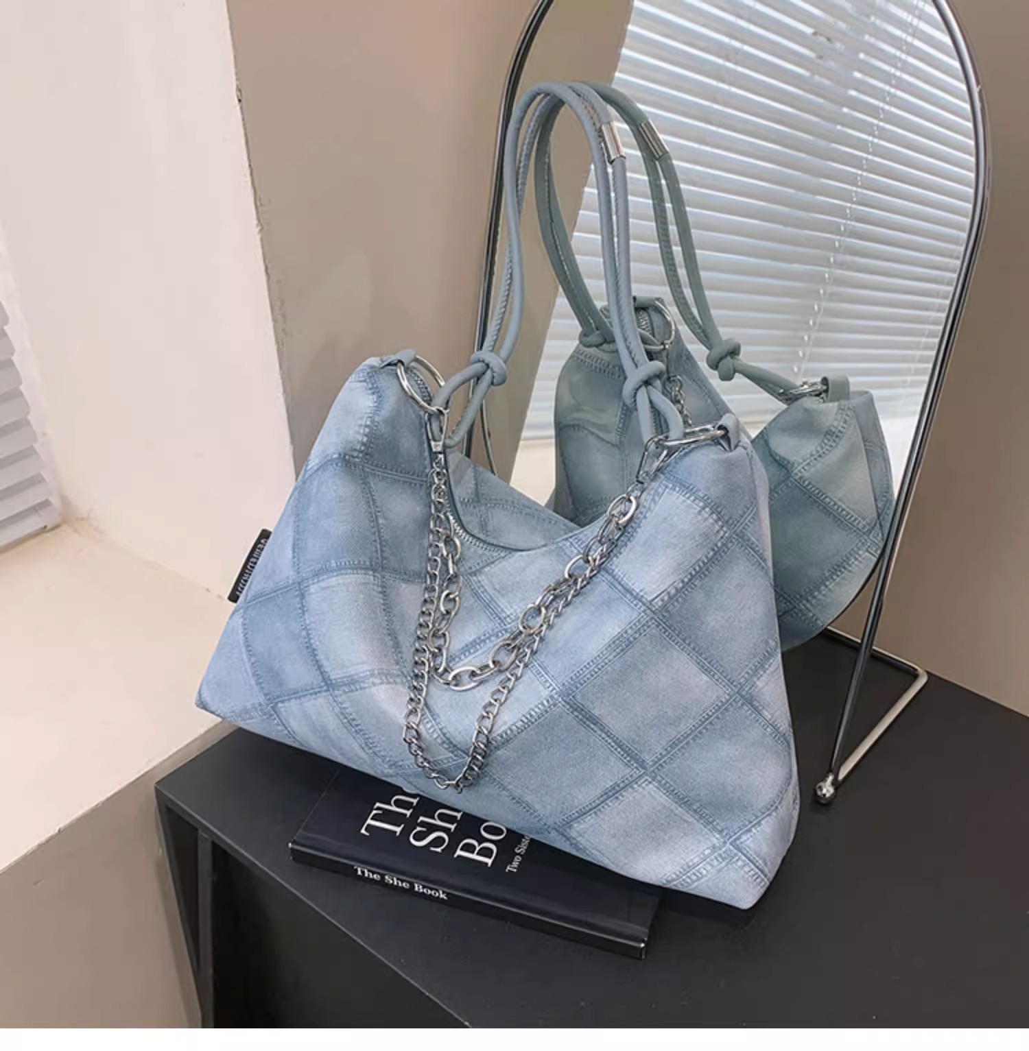 A niche canvas bag with a large capacity for women, a trendy 2023 new style for work, commuting, and student classes, a single-shoulder underarm tote bag undefined