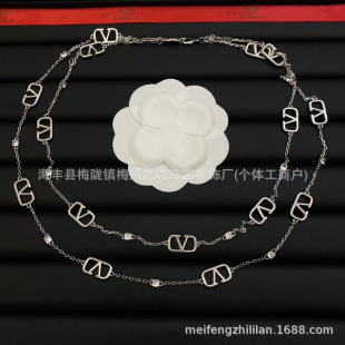 Warren Tianjia V-shaped female diamond-encrusted brass double-layer necklace 2023 new elegant retro sweater chain all-match women