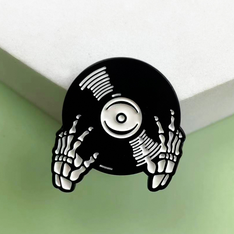 Insignia de metal de estilo punk transfronterizo Calavera de Halloween Divertido estudiante divertido niño mochila niños accesorios de broche