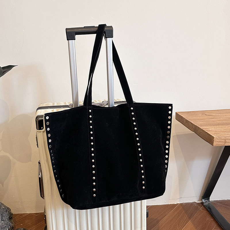Retro Texture Large-Capacity Armpit Bag Women's Bag 2025 New Rivet Tote Bag Suede Shoulder Commuter Bag