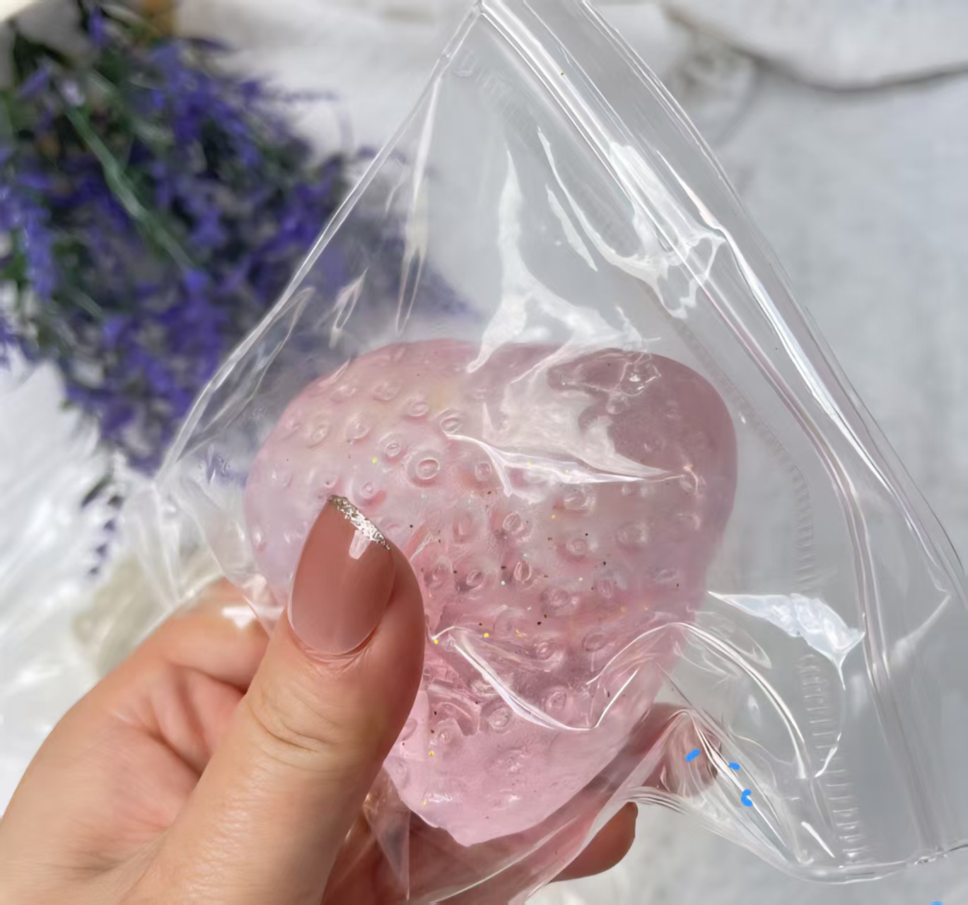 Pequeño libro rojo pellizco le fresa imitación de barro de silicona alta sensación de valor facial mano descomprimir comida jugar diy fábrica directa