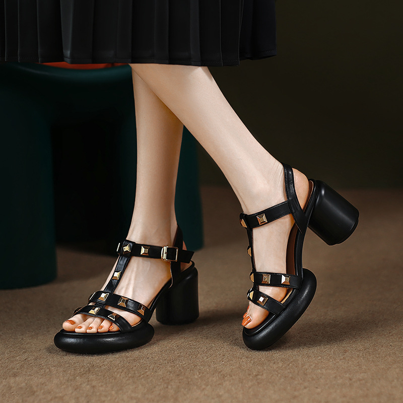 Sandal cao gót nữ mũi nhọn quai ngang đinh tán gót vuông 9 cm — màu đen, màu trắng ngà, màu vàng