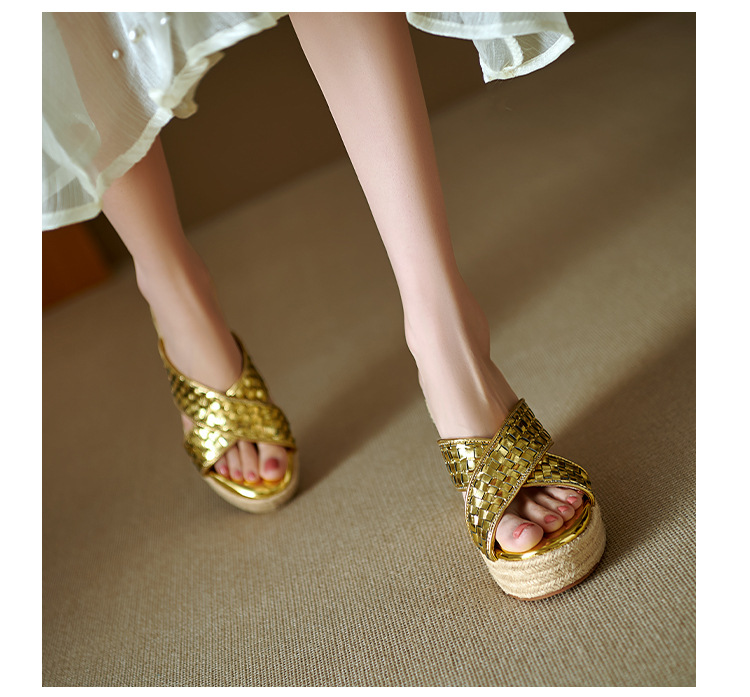 Dép sandal nữ quai chữ V đế xuồng cao gót 9 cm, mũi hở, chất liệu da thật — màu vàng, bạc chi tiết 16