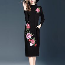 中国风刺绣长款过膝毛衣裙秋冬大码妈妈内搭旗袍式针织连衣裙