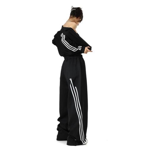 Stylish striped black wide-leg sweatpants for women—spring, American retro-inspired, casual, loose-fitting, and elegantly draping to the floor, trendy design