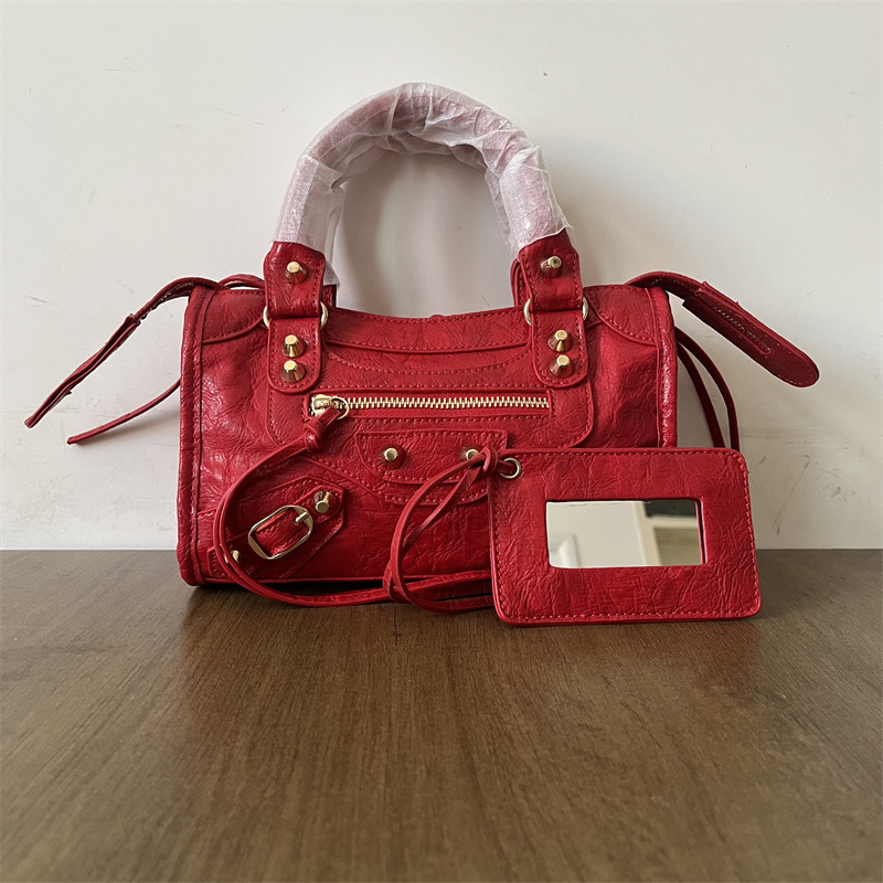 Rebites Dourados - Tamanho Mini - Vermelho - Em Estoque