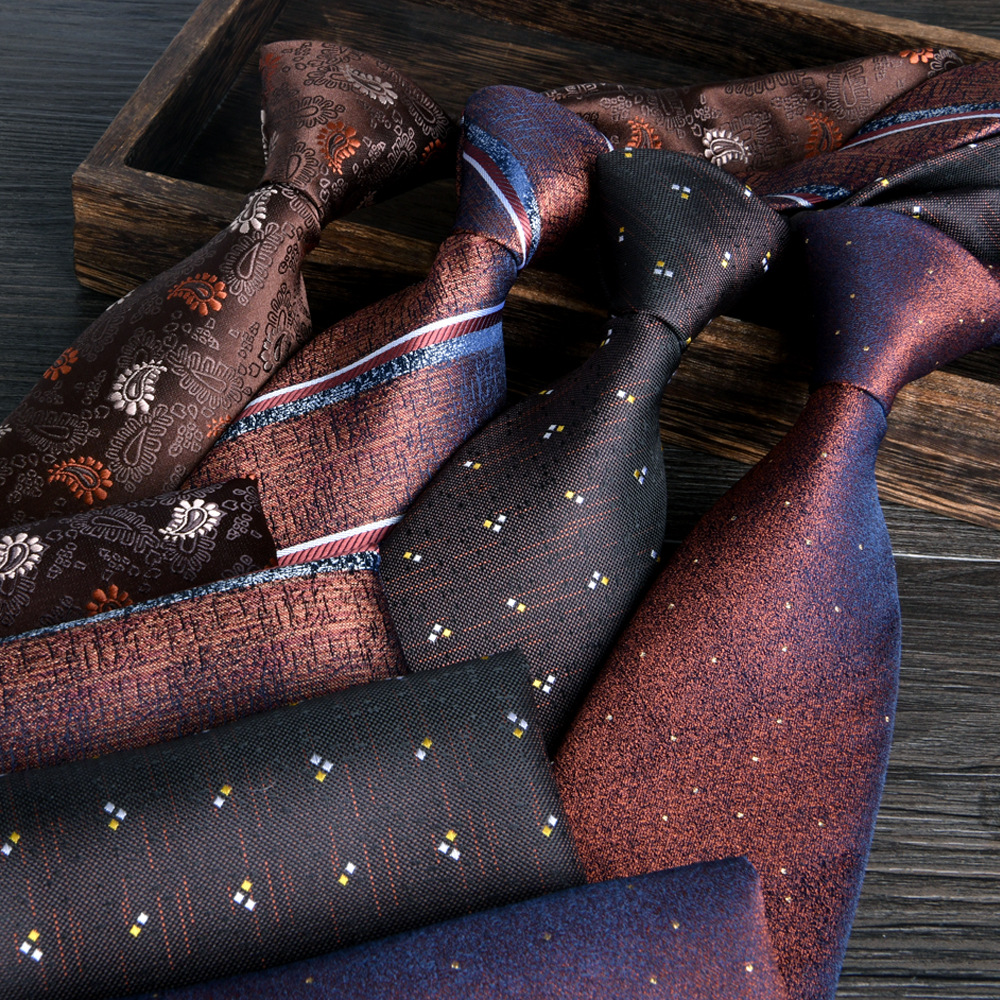 Set cravatta e pochette da uomo elegante rigata marrone_voghion.com