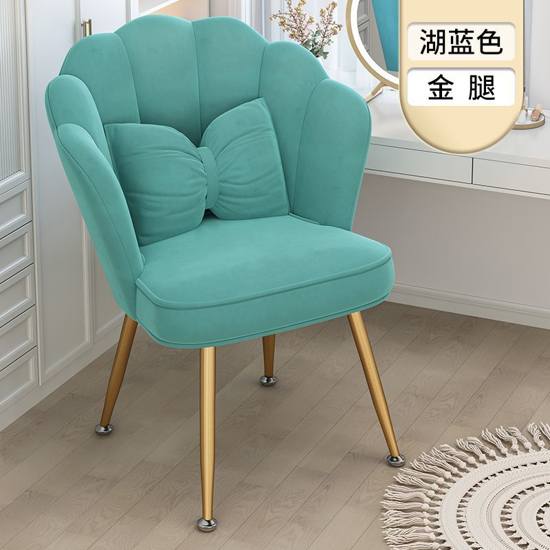 레이크 블루 고급 벨벳에는 나비 베개가 함께 제공됩니다.