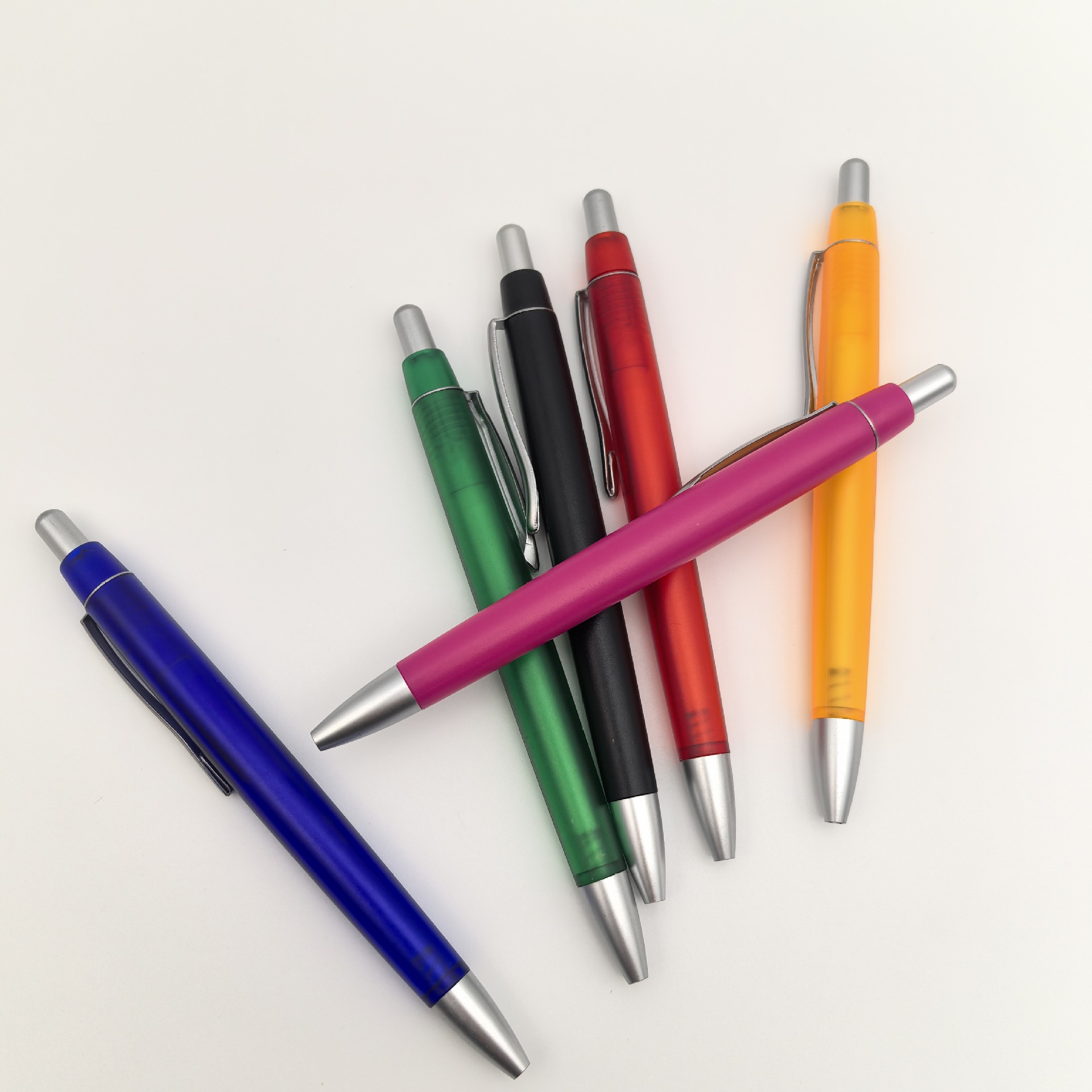 Presione el bolígrafo de publicidad transparente personalizado clips de corbata comerciales de hotel bolígrafo promocional personalizado logotipo de hotel