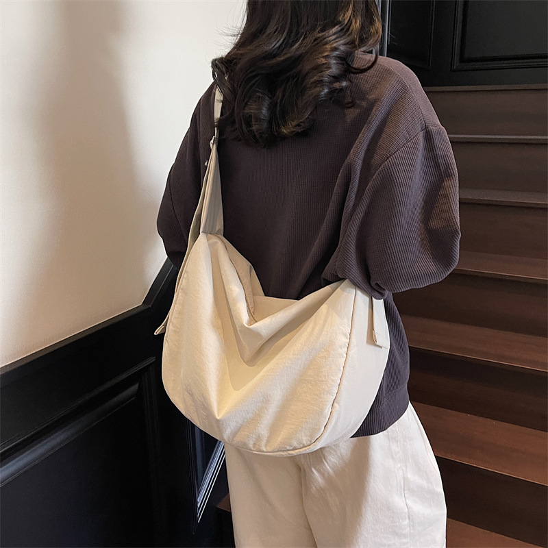 Bolsos de gran capacidad Bolsos de media luna de estilo perezoso para mujer Bolsos de bola de masa de mensajero de un solo hombro Bolsos de tela deportiva y de ocio de moda image 4
