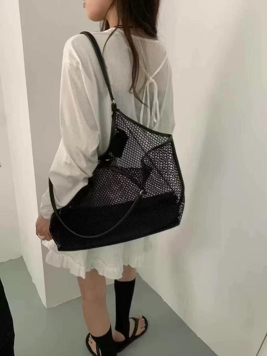 블랙에는 조임끈이 달린 내부 가방이 함께 제공됩니다.