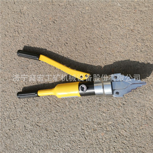 Hydraulic flange expander stepped hydraulic expander pipe flange separator