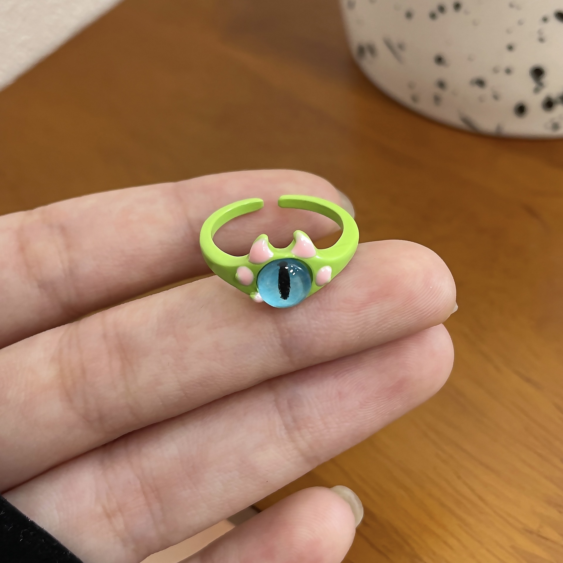 Lindo pequeño monstruo gato negro 2023 nuevo anillo femenino dopamina joyería anillo de ojo grande pareja anillo de cola Masculino